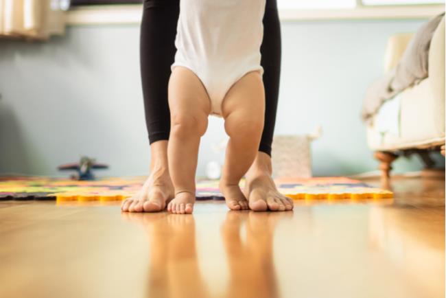 תינוק שסובל מעיוות מולד במפרק הירך (DDH) עושה את צעדיו הראשונים